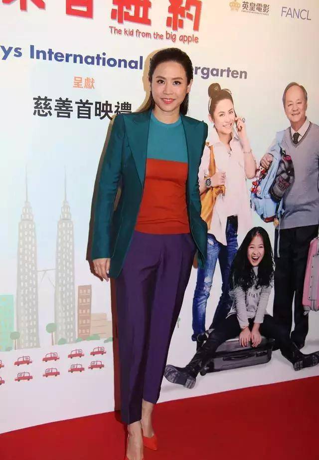 宣萱现身艺术展,晒合影不修图感叹她都不老的,皮肤很黄很自然!