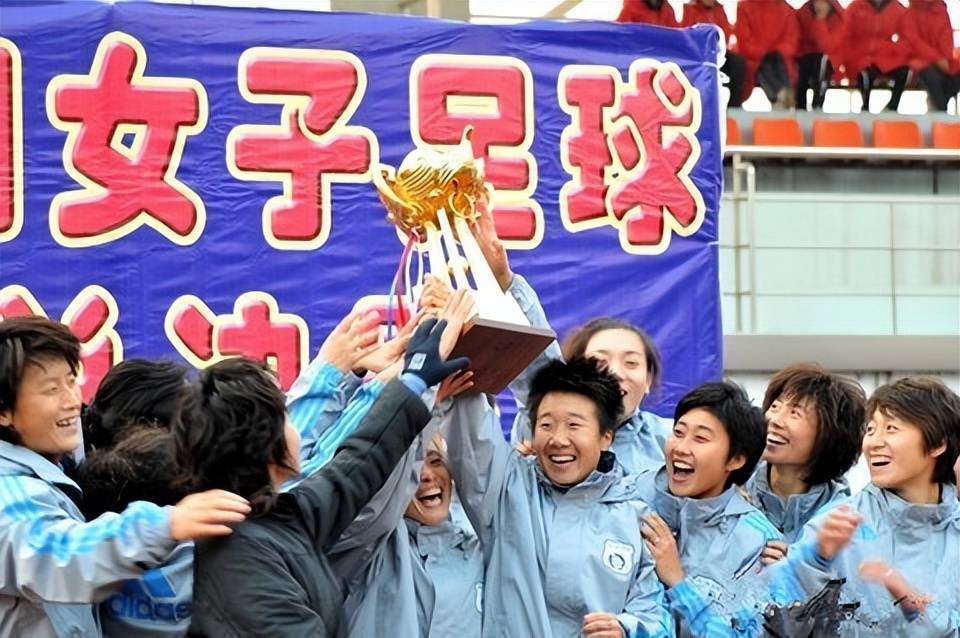 当时的大连实德女足主帅是国足和辽足名宿李锡财,守门员教练是中国