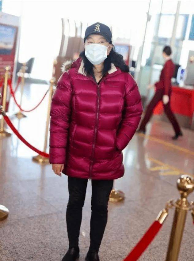 刘晓庆回老家选墓地,终于摘了假发不装嫩,一身打扮这才是真实样_老年