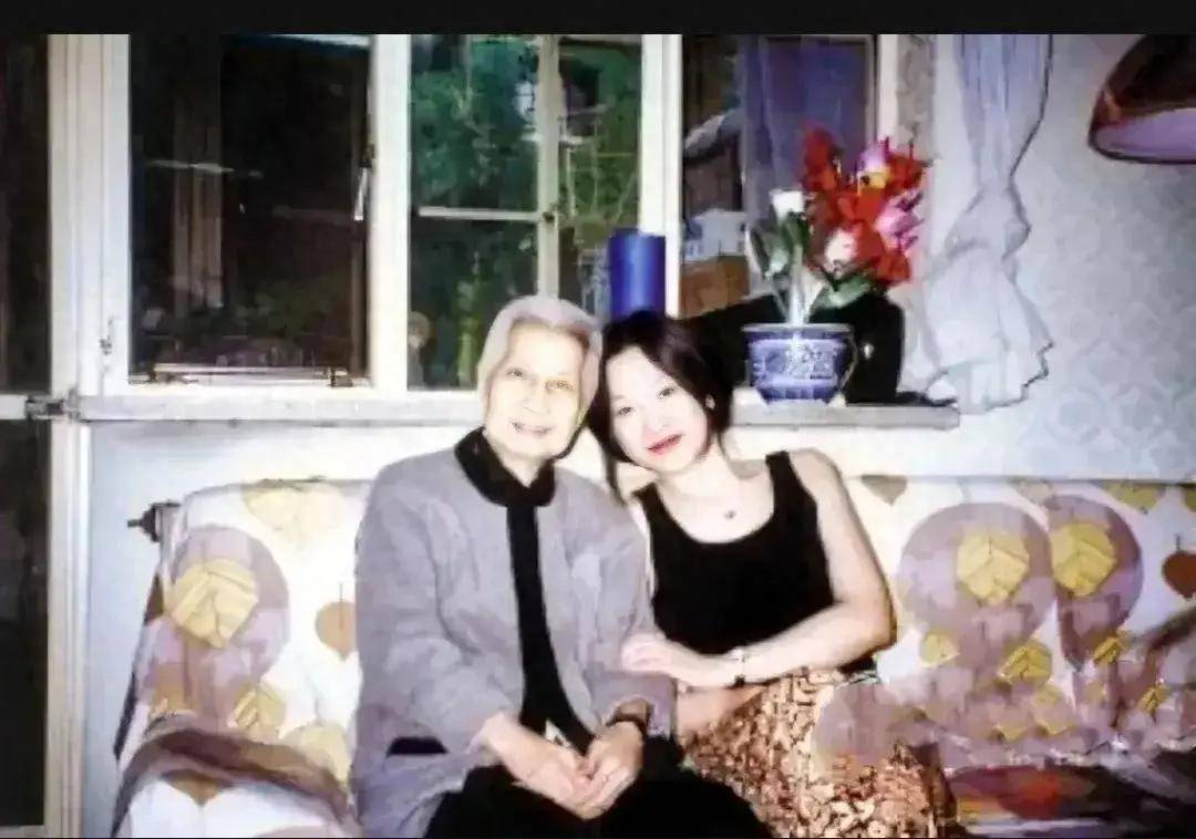 90年代,曾志和孙女,一张罕见的留影,继承了她的基因,颜值出众_革命