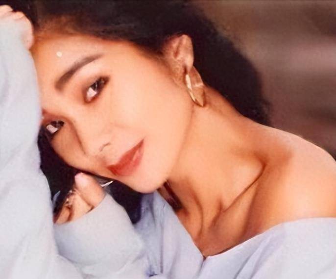 即便已经年过花甲,陈美凤依然备受追求,她与年轻男友的交往引起了广泛