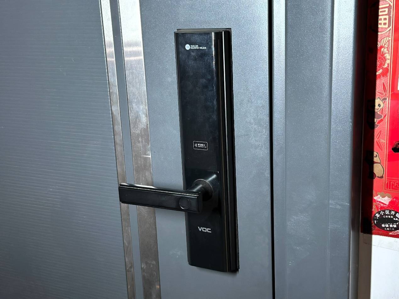 首先是拆掉原来的华为智选 voc智能门锁s,这个比较简单,拧掉内面板的