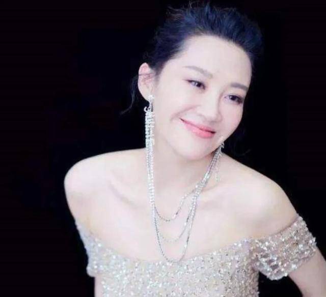 51岁许晴被路人偶遇,蚂蚁腰细腿抢镜,身材前凸后翘但至今未嫁_婚姻