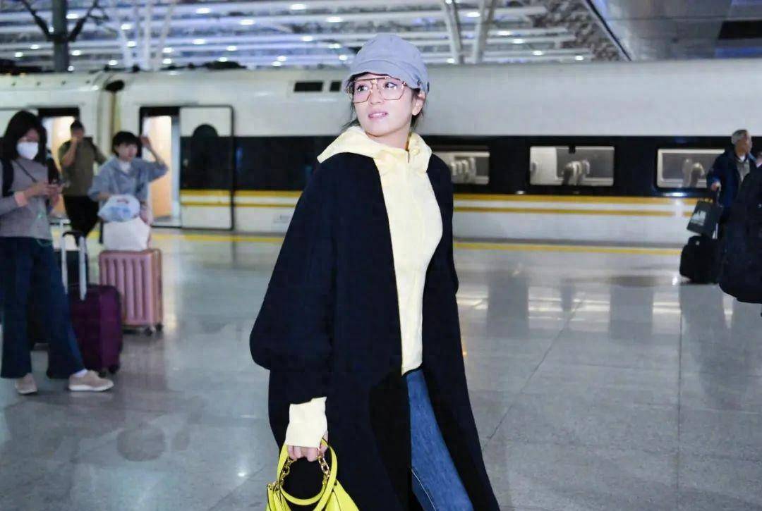 巩俐在机场的情况让所有人都感到惊讶.我首先看到的就是她的身影.