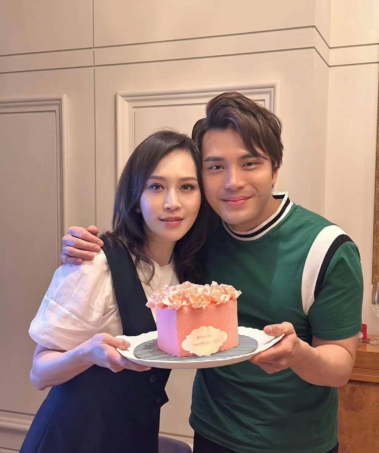 顾纪筠去日本旅游,皮肤水嫩如30多岁,61岁依然绽放_风格_女性_活力