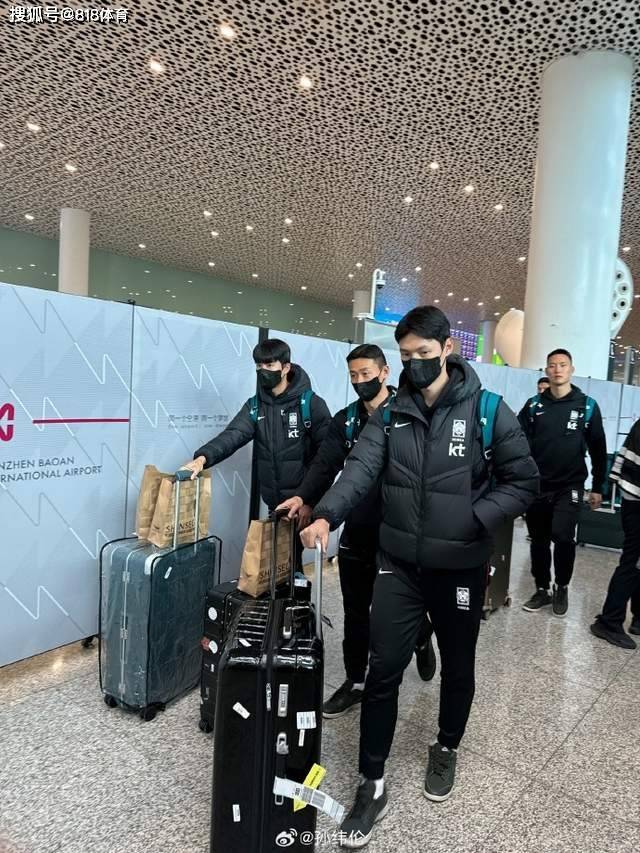韩国队抵达深圳大批中国球迷接机,高举孙兴慜球衣欢迎孙球王_克林斯曼