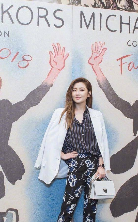 任家萱真时髦,身穿白西服搭配衬衫优雅大气,"花"裤子真吸睛_女性_西装