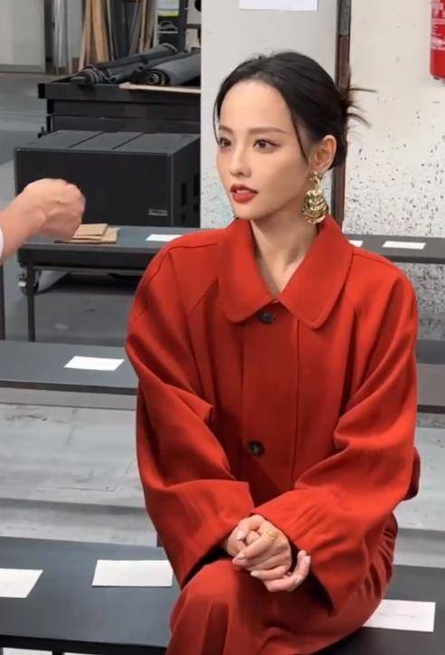 米兰时装周第二波:倪妮好绝,寡姐臃肿难认,张柏芝孙怡扛住镜头_时尚