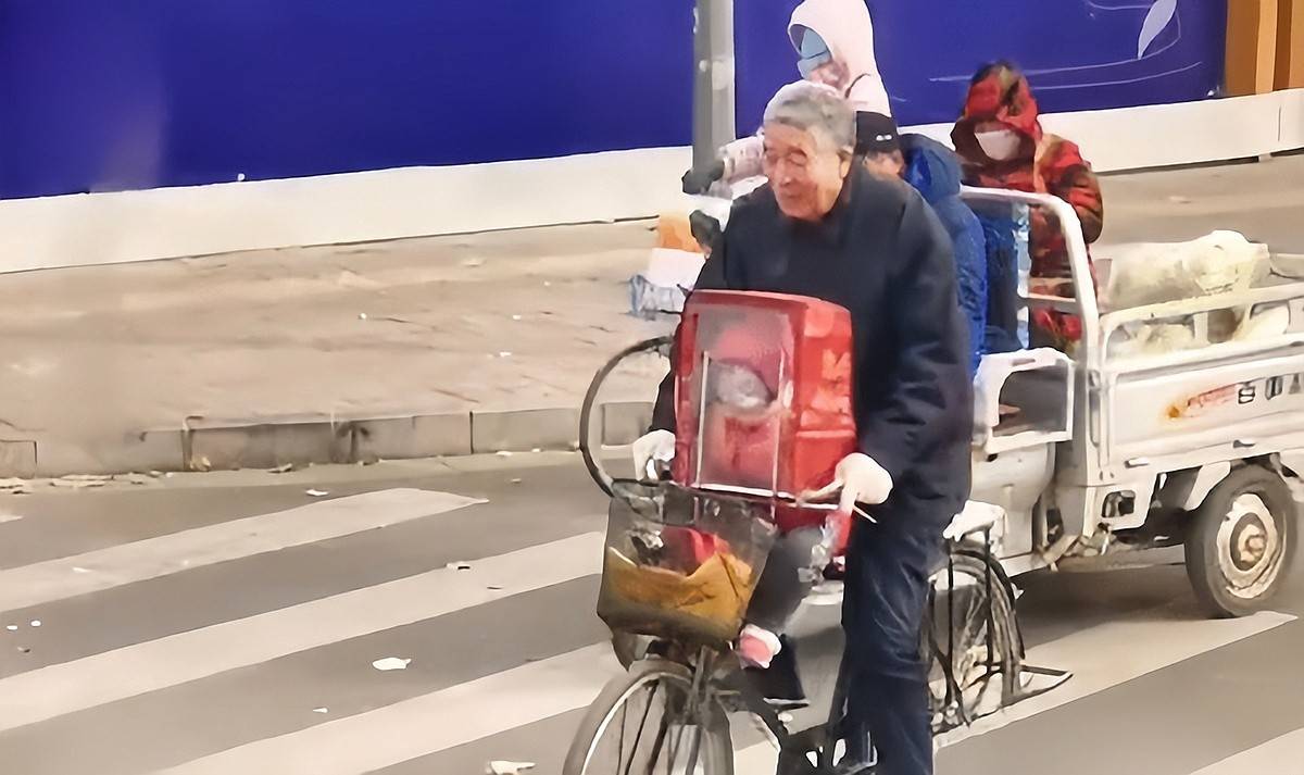 爷爷克己“大氅”骑自行车送娃上幼儿园，保暖又拉风，回头率超高