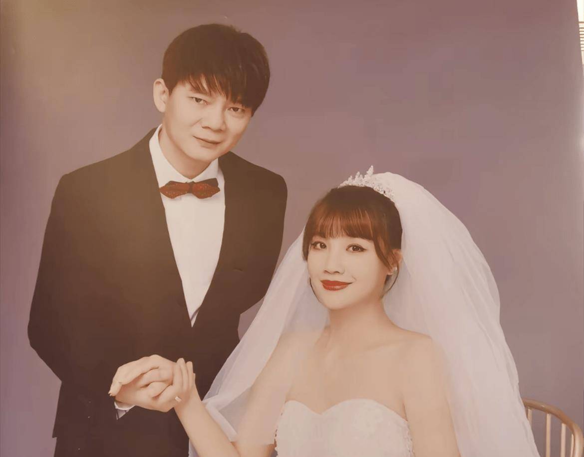 38岁歌手六哲返回老家补办婚礼!