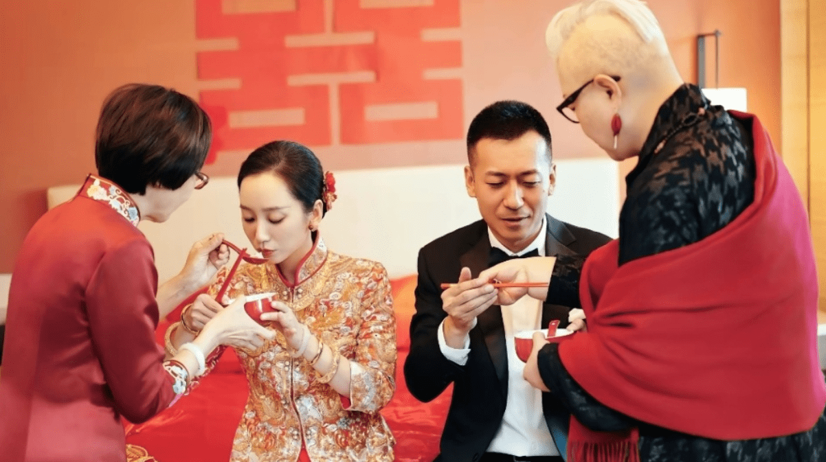 演员董晴举办婚礼,闺蜜谭松韵接到手捧花,黄晓明上台送祝福_朋友_新人
