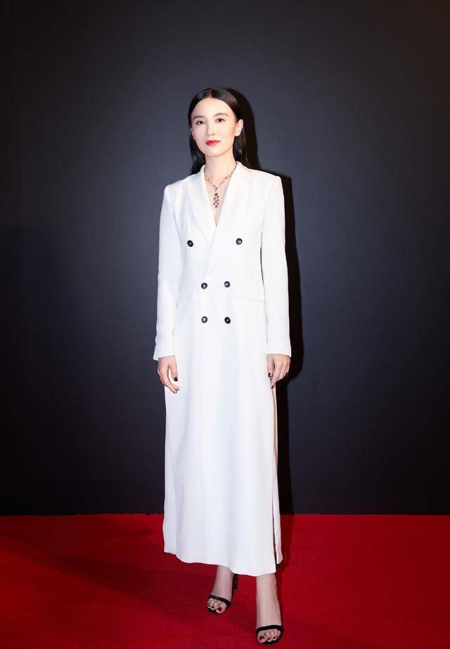 宋佳身穿一袭中国风红裙现身,优雅迷人,38岁气质看着像18岁_身材_衣服