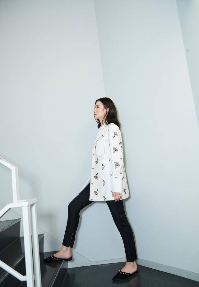 宋佳身穿一袭中国风红裙现身,优雅迷人,38岁气质看着像18岁_身材_衣服