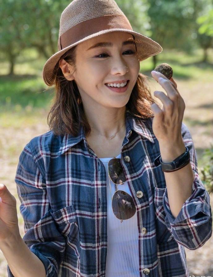 52岁黎姿去大山野岭体验大自然生活,通过狗狗找黑松露,呼吁珍惜地球上