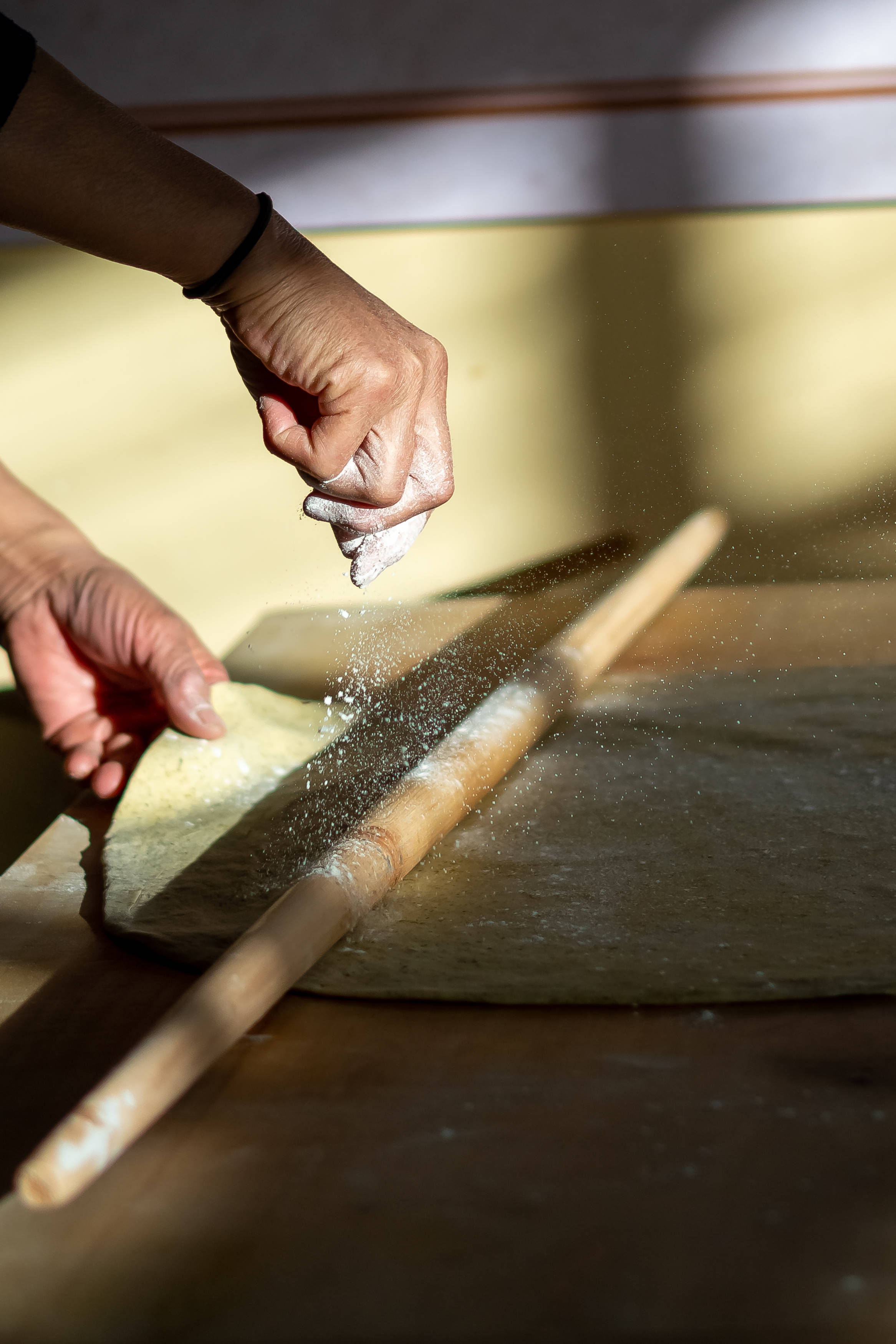 蒿子面地制作流程特别复杂,要从选材,和面,揉面,醒面,擀面,叠面,切面