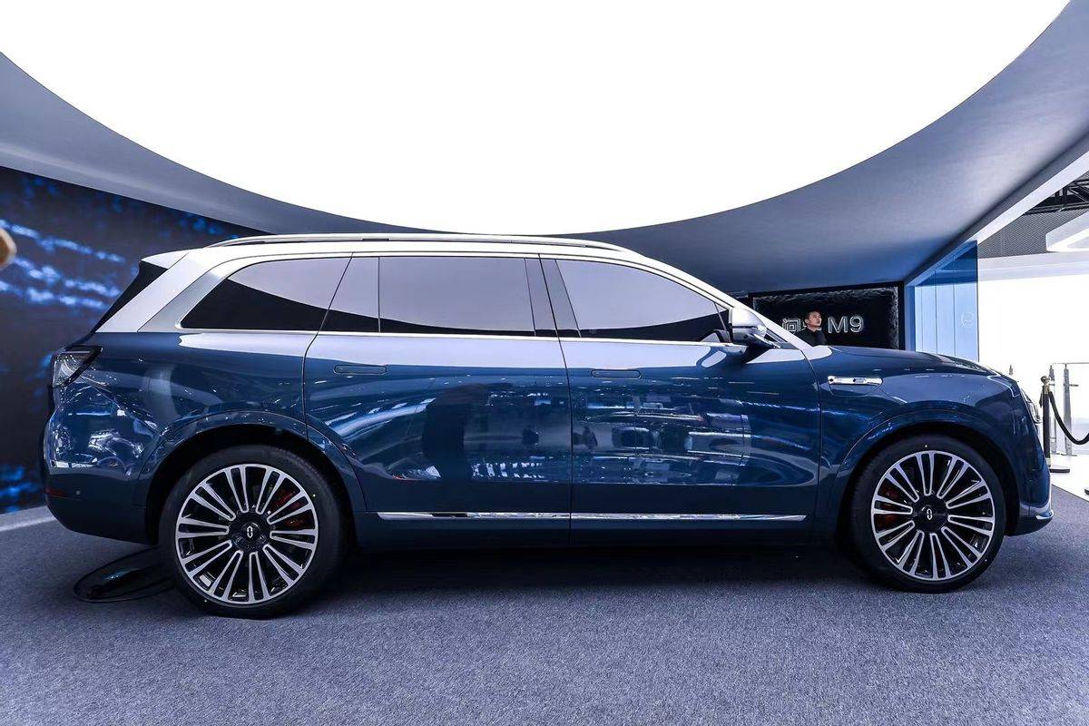 aito问界m9广州车展首次亮相,现场热度爆表引围观_搜狐汽车_搜狐网