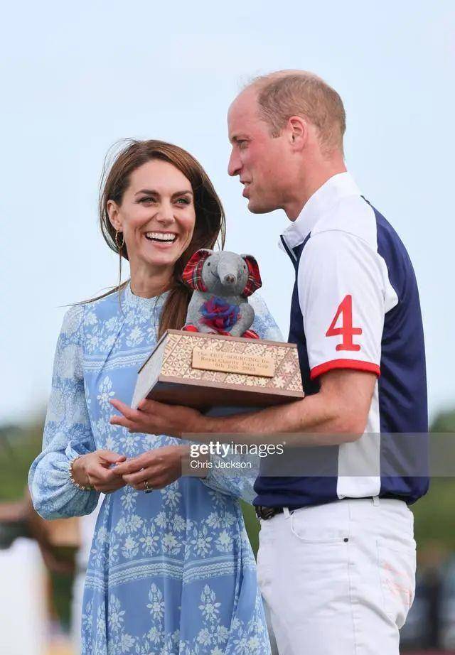 凯特陪威廉打马球,一身蓝白印花长裙超好看!