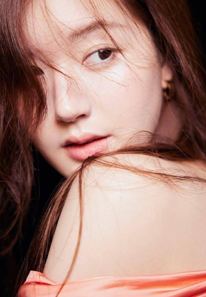 赵露思卡身穿玫瑰花般的粉色短裙,额头披散着头发,慵懒感十足_照片