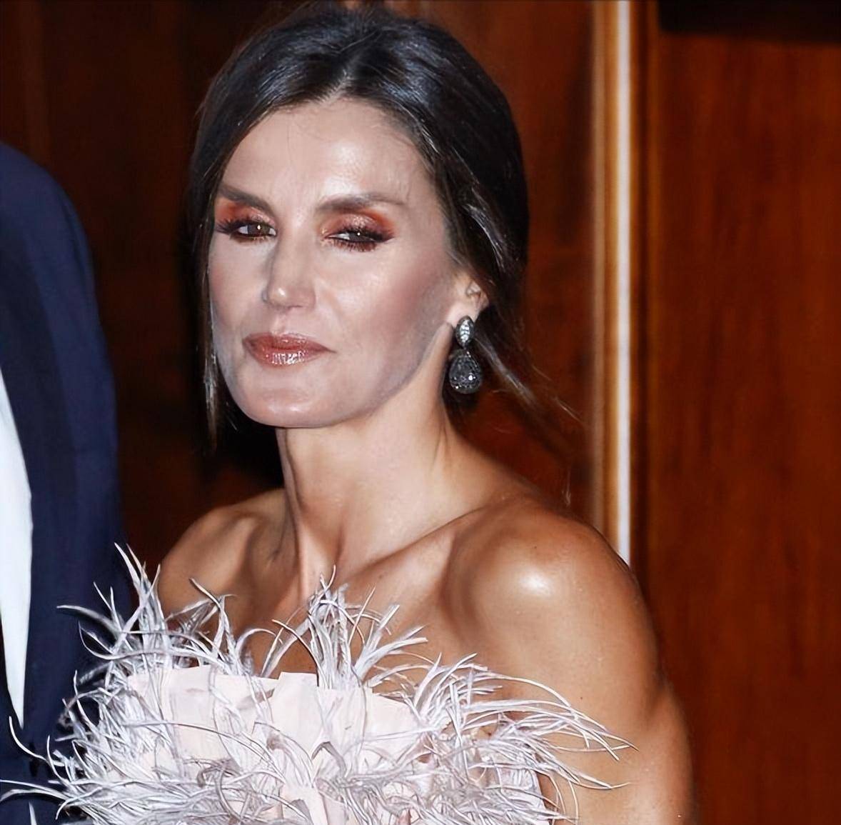 莱后居然敢穿,露背连衣裙展现了他的性感美,丹麦王室众人都惊呆了_的