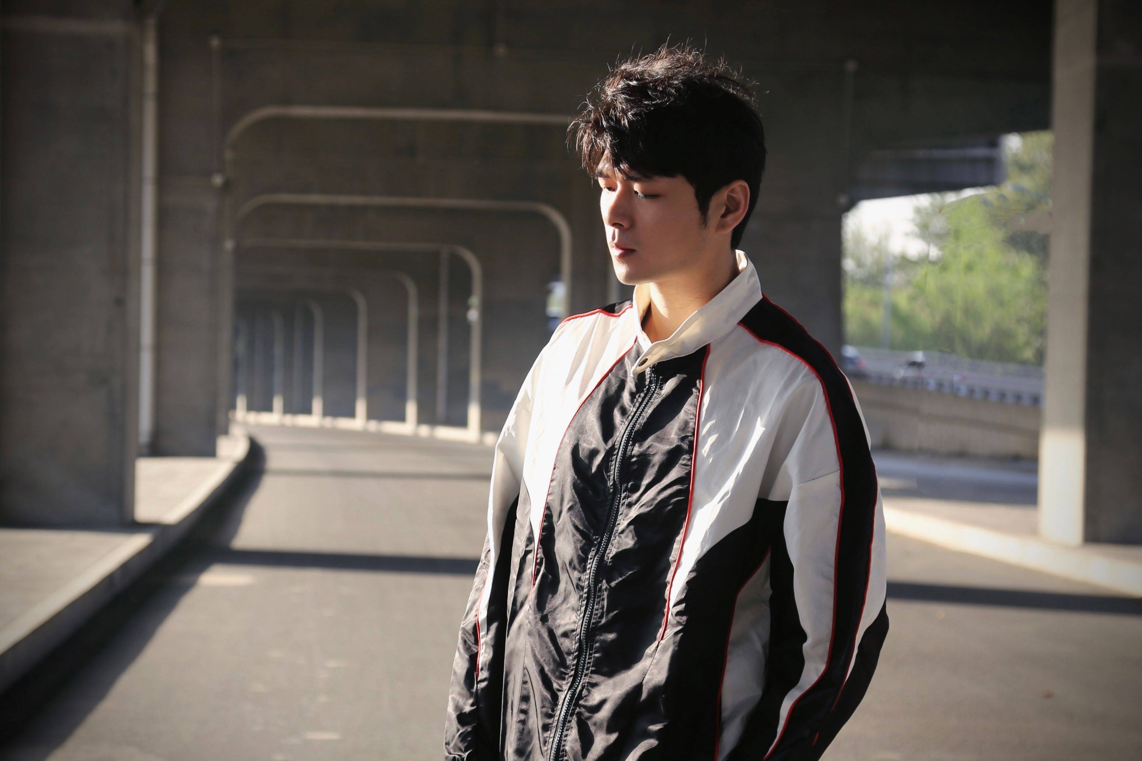 盛英豪最新写真大片 光影中漫步率真明朗～_作品_搭档_电影