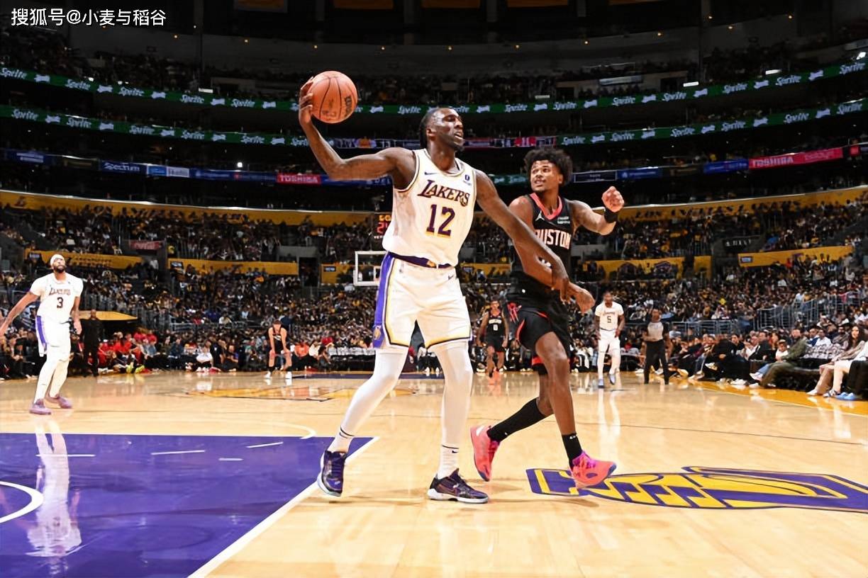 本场比赛中,湖人的先发锋线大将托里恩-普林斯(taurean prince)的表现