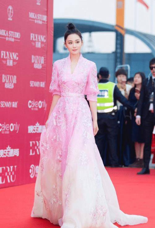 网友质疑张馨予礼服内外有别,深v性感引爆社交媒体!