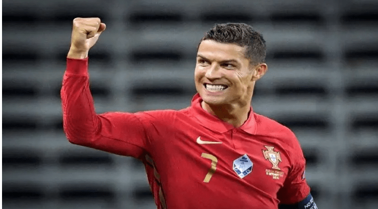 采访中分享了他的信念和动力,以及他面对逆境时的坚韧_足球_巨星_颜强