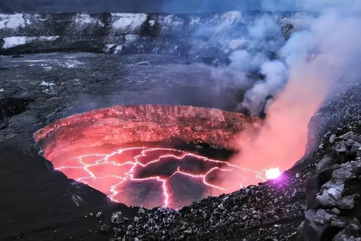 全球最大活火山沉寂年后开始活跃