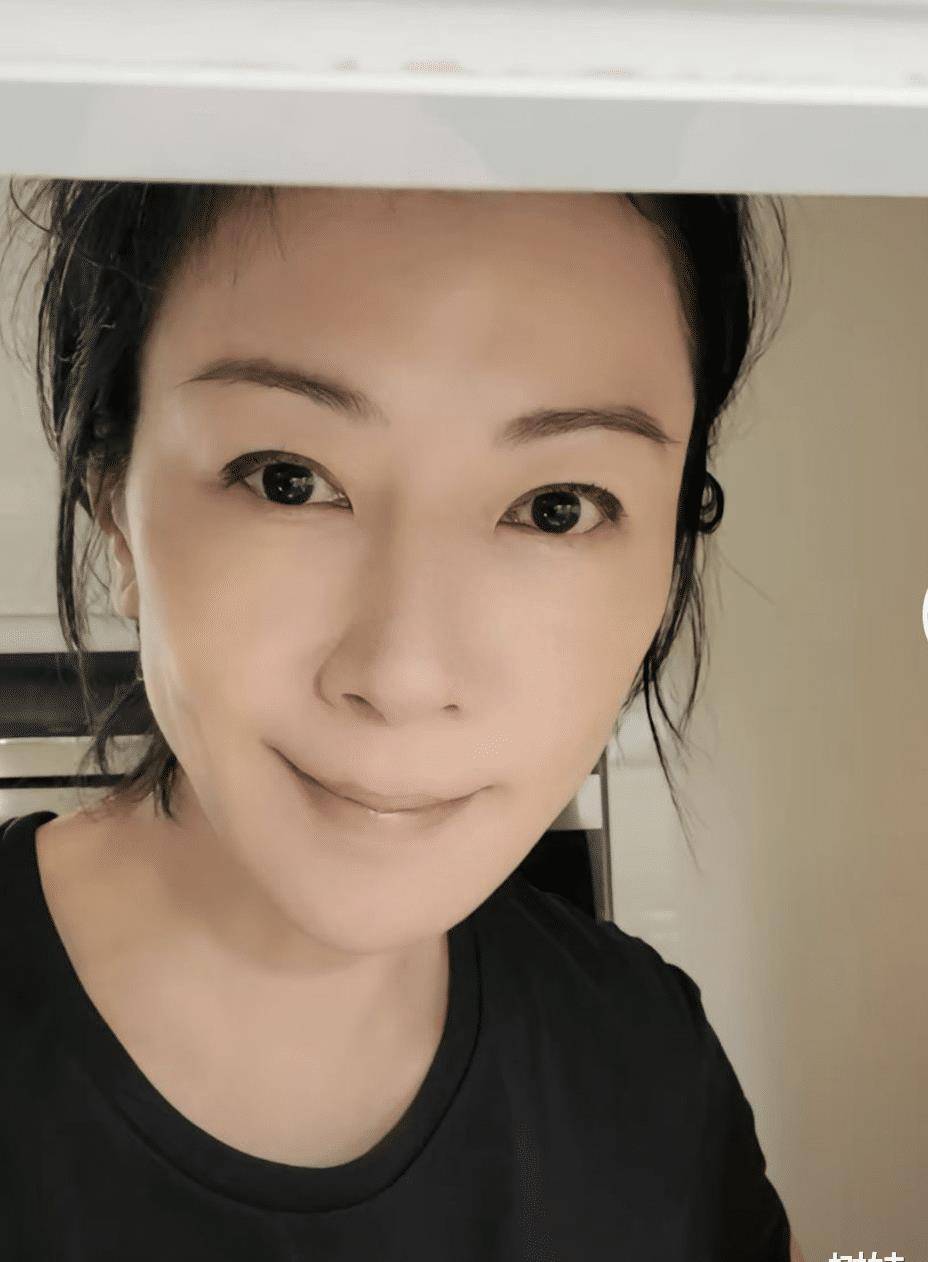 袁洁莹在视频中没有具体解释他个人的现状.他应该保持以前的生活条件.