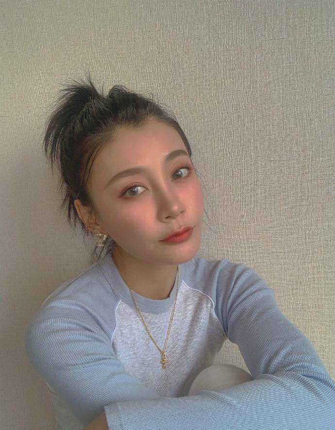 曹云金前妻唐菀晒照,穿紧身衣打扮精致,离婚8个月终于走出阴霾_唐婉