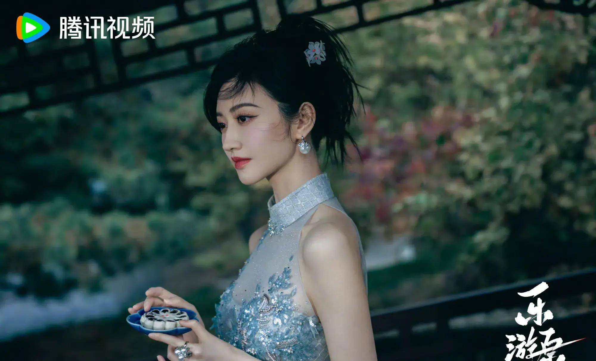 景甜穿新中式长裙身材凹凸有致 许凯为其簪发 两人一起品茶赏鱼好甜_