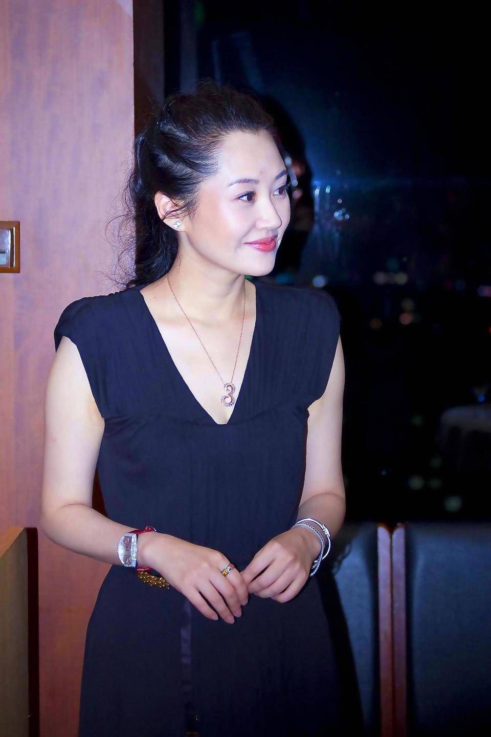 洪晃是当时的社交名媛,家庭背景显赫,她在得知陈凯歌与许晴的绯闻后