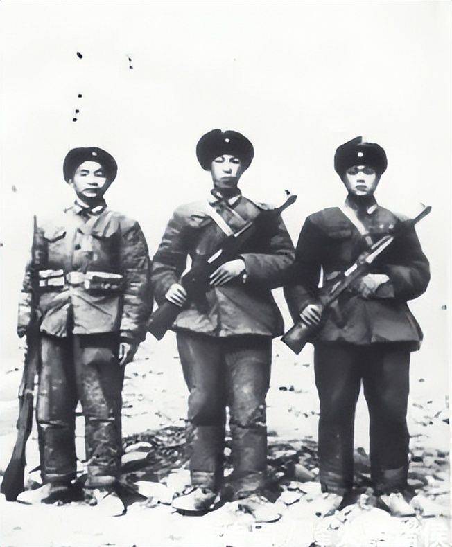 庞国兴三人共缴获大炮三门,汽车两辆,和其它军火器材,拔掉印军一个