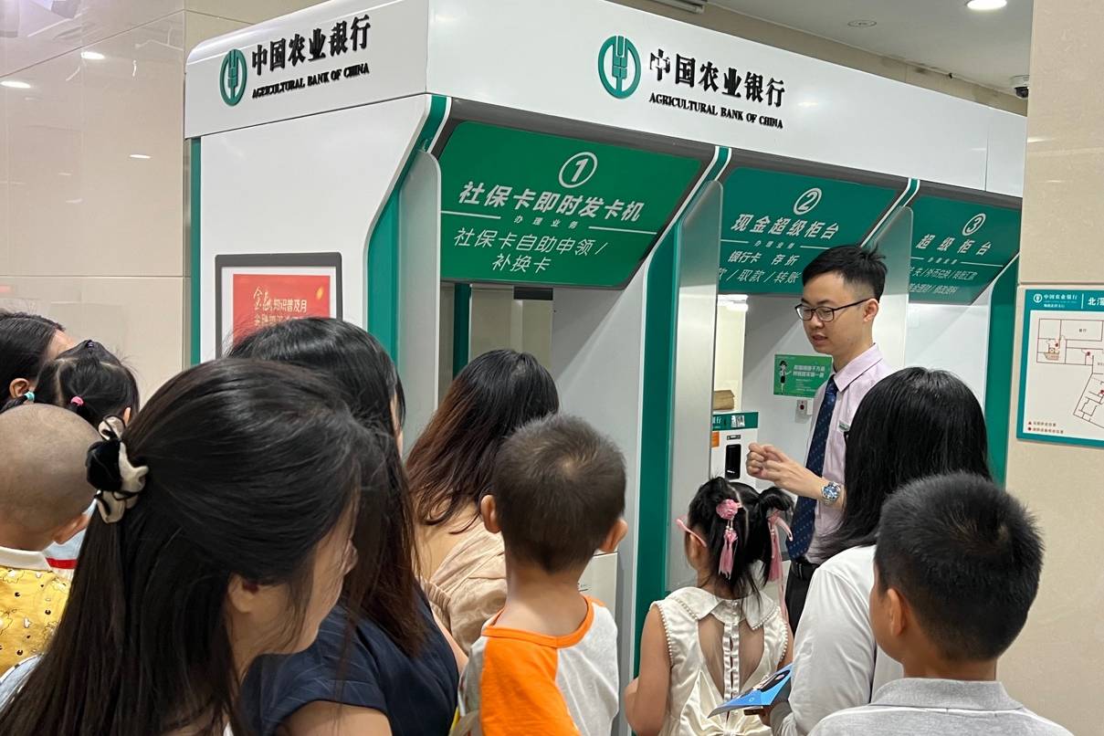 并带领孩子们绘制精美的手抄报