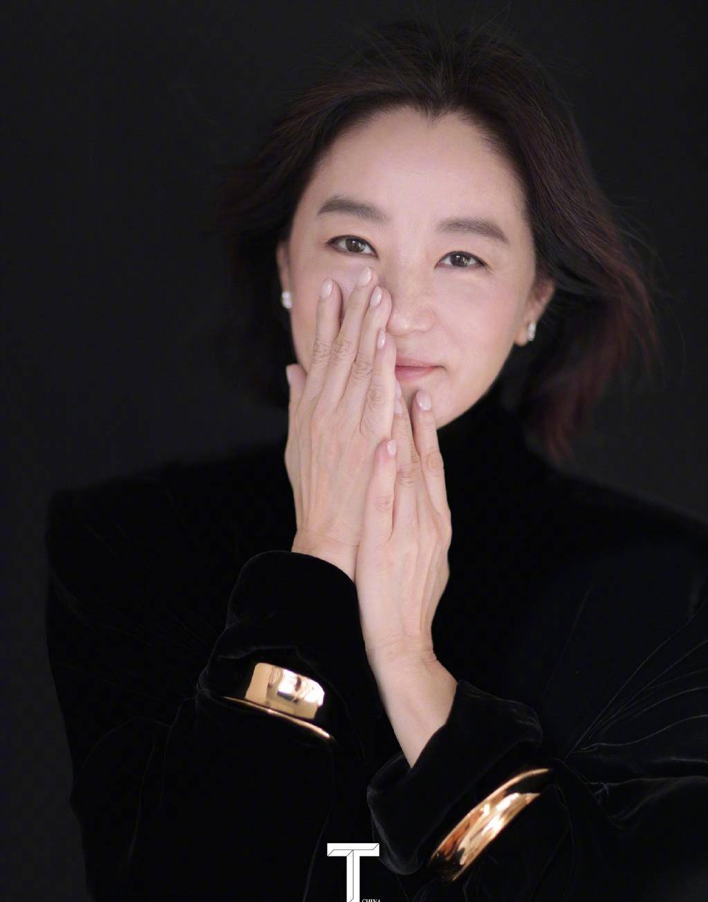 68岁林青霞素颜照曝光,略微发福皮肤松弛,戴155万钻石手镯抢镜_时尚