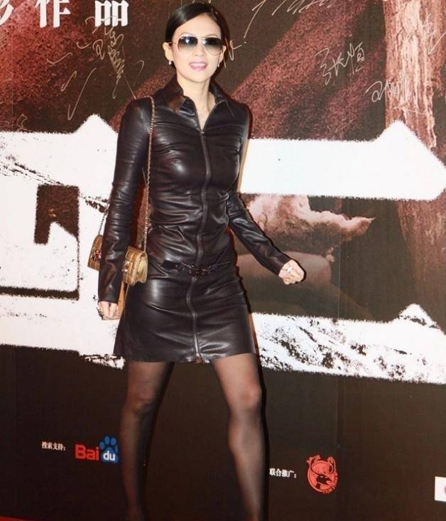 章子怡穿着黑袜子.这样的黑丝袜也将章子怡迷人的双腿完全勾勒出来.