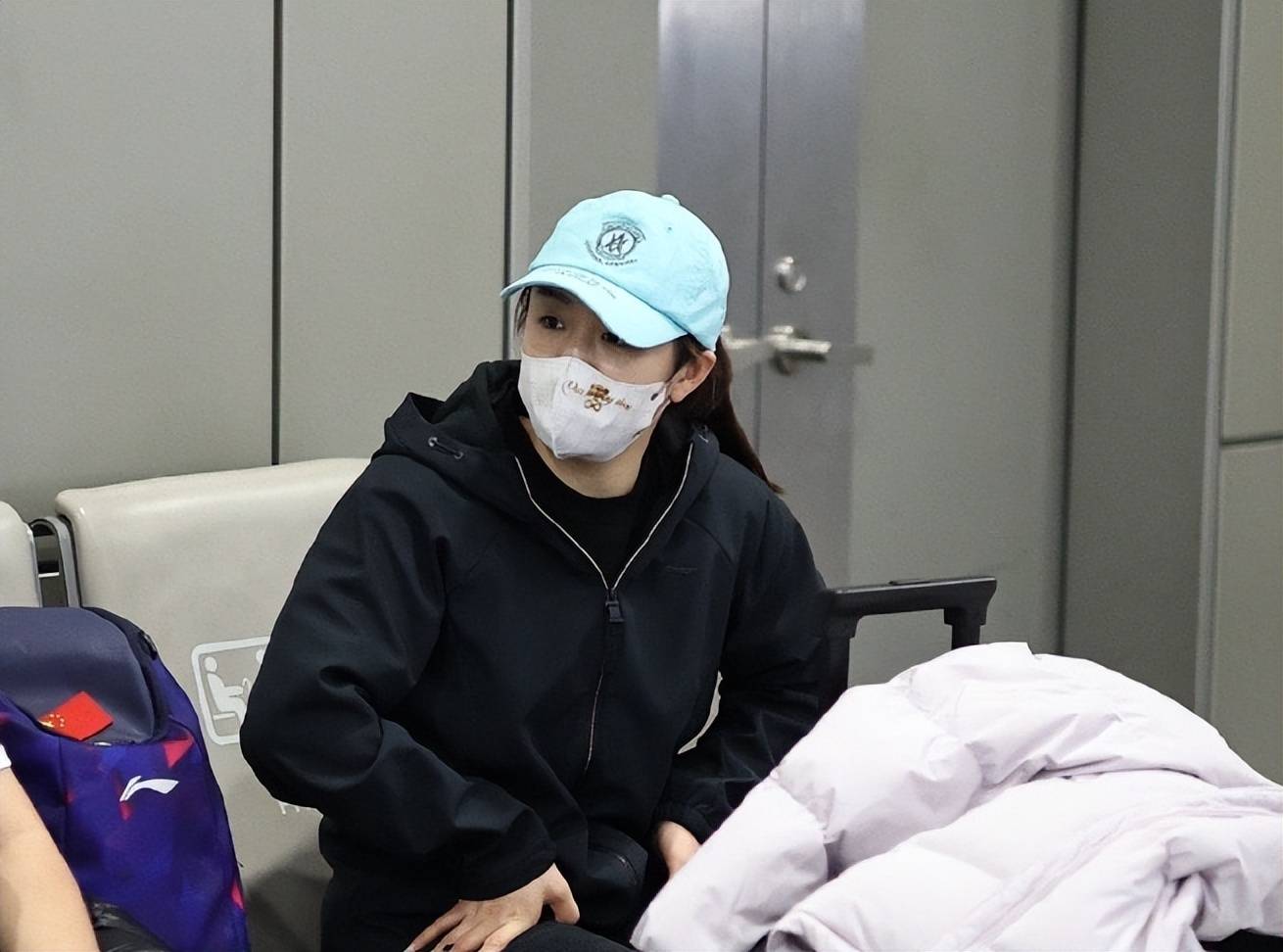 国乒主力前往成都现身机场,孙颖莎理寸头,马龙林高远两大潮男!