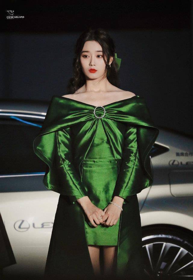 不愧是被sm公司选择的艺人,徐艺洋穿绿色礼服现身,宛若童话公主_部分