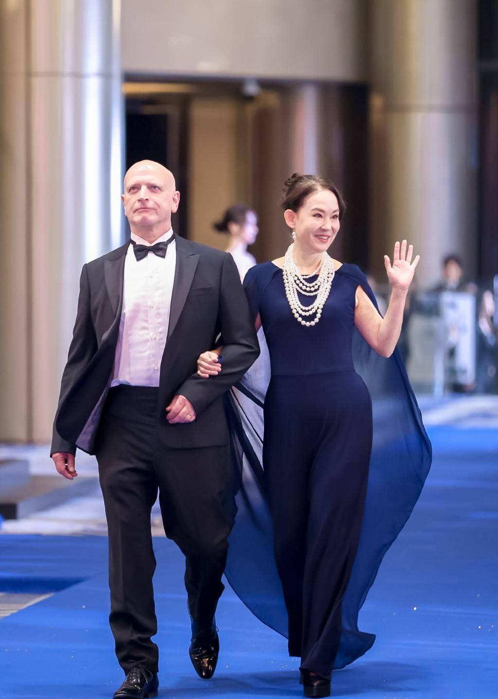 59岁翁静晶自信素颜出镜!