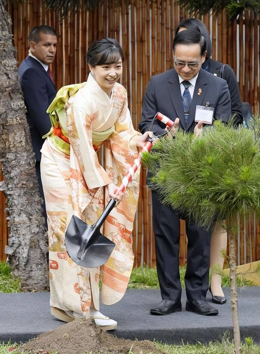 访问第一天穿粉色和服,开启换装秀了_传统_皇室_妹妹