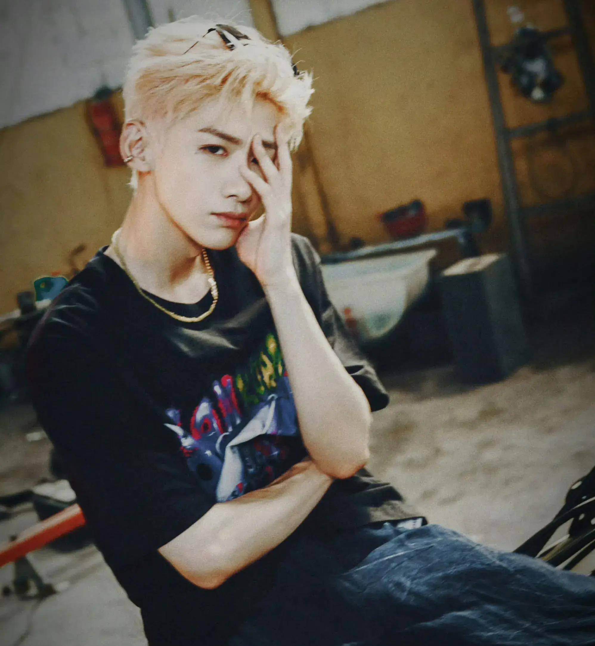 白敬亭太潮流了,她有着波西米亚风格的造型,戴着鼻夹,他真的很酷又好!