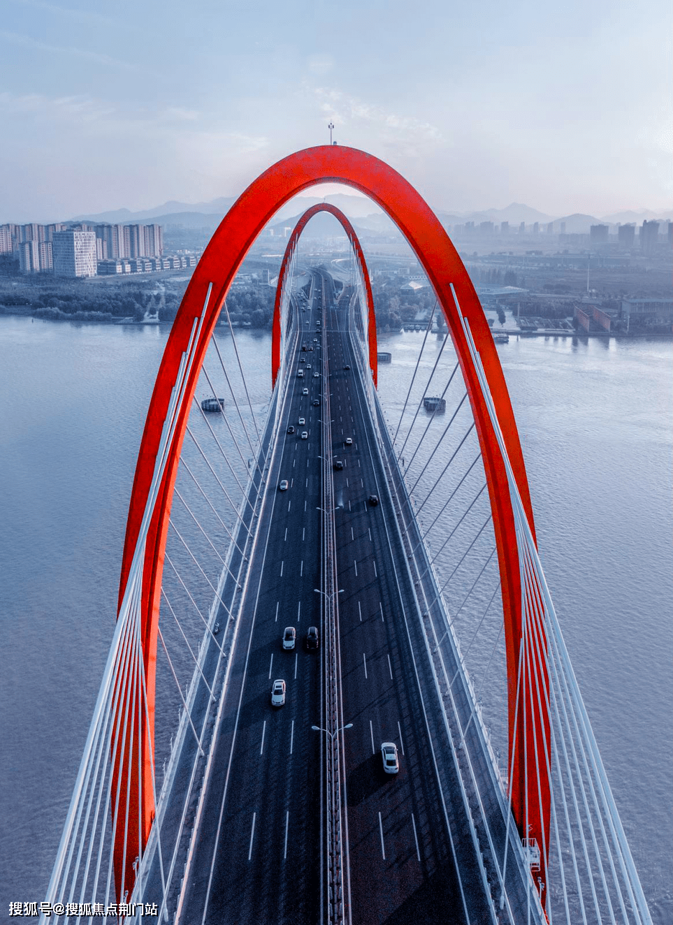 沿着彩虹快速路,跨过之江大桥,眼前是富春江给予路人的自然回礼,偶然