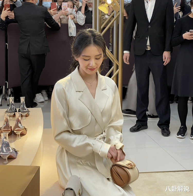 刘诗诗出席品牌活动,路人镜头下的状态堪比精修照,优雅又甜美_气质