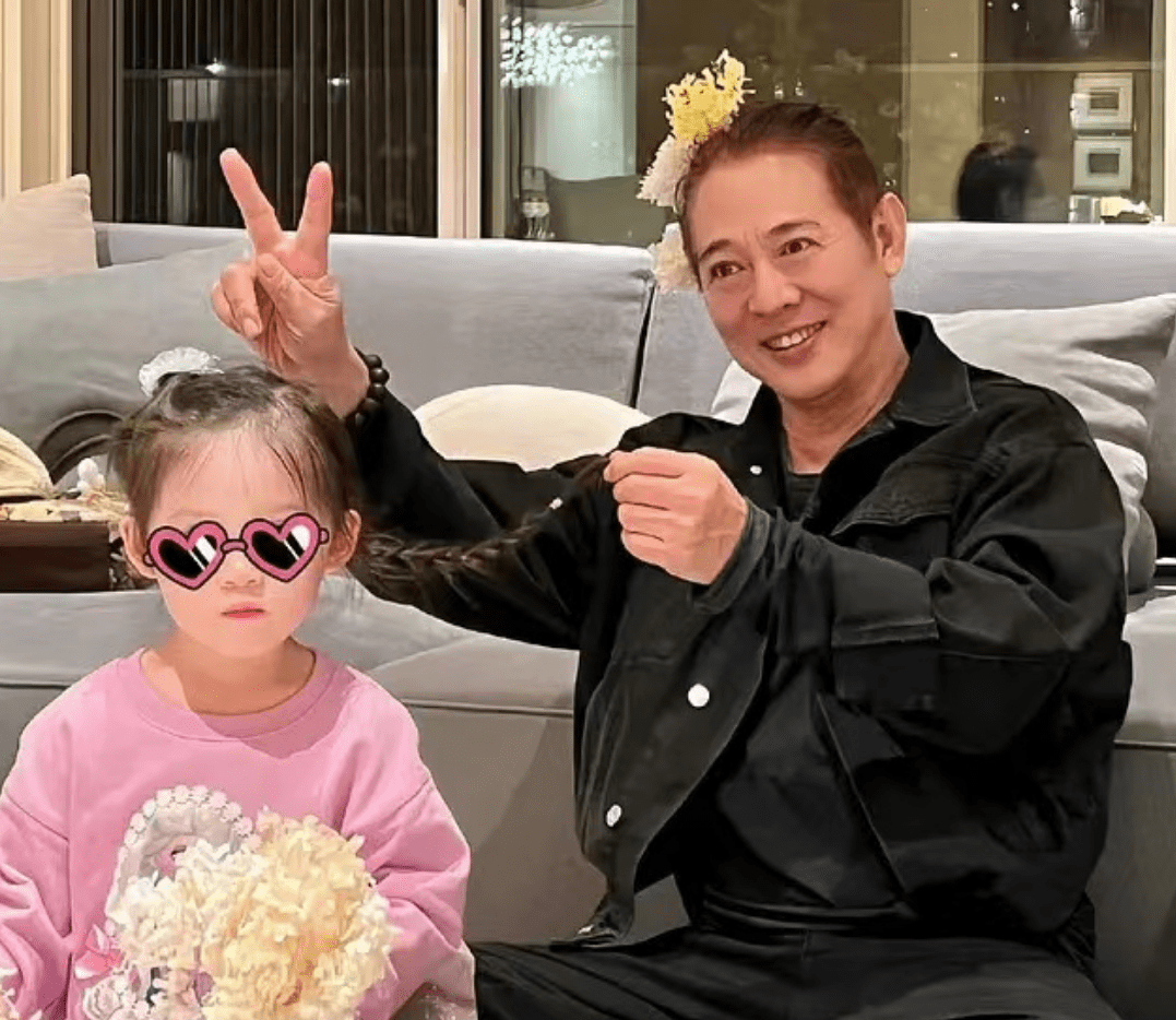 头戴鲜花抱郭碧婷女儿身体棒,面相变了好多_向佐_小奶_穿着