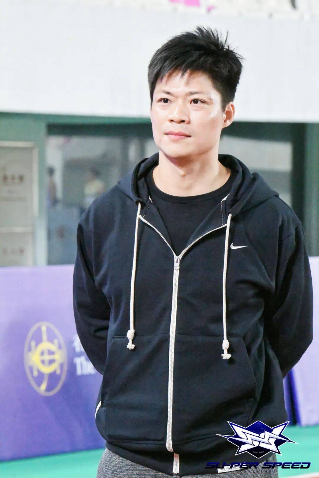 决赛现场,苏炳添老师驻足在起跑线一旁,目光所及是看台上的观众和身边