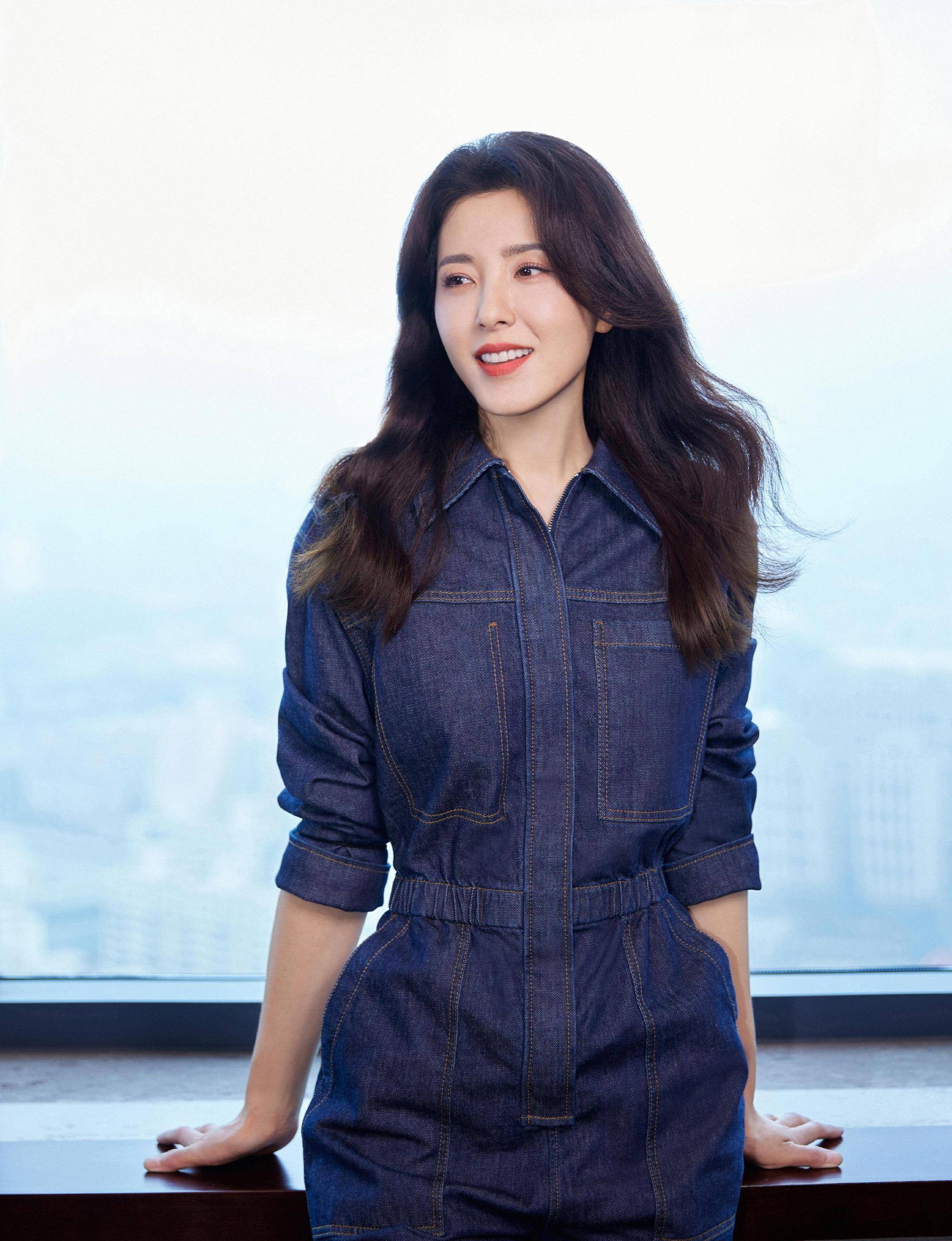 47岁曾黎为事业熬夜工作!