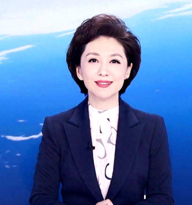 年过50岁的海霞依旧青春洋溢,端庄又优雅,秘诀在这几点_短发_设计