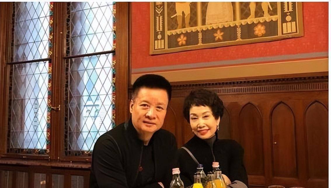 66岁阎维文近照曝光,满脸皱纹变化大,为照顾患癌妻子苍老太多_刘卫星