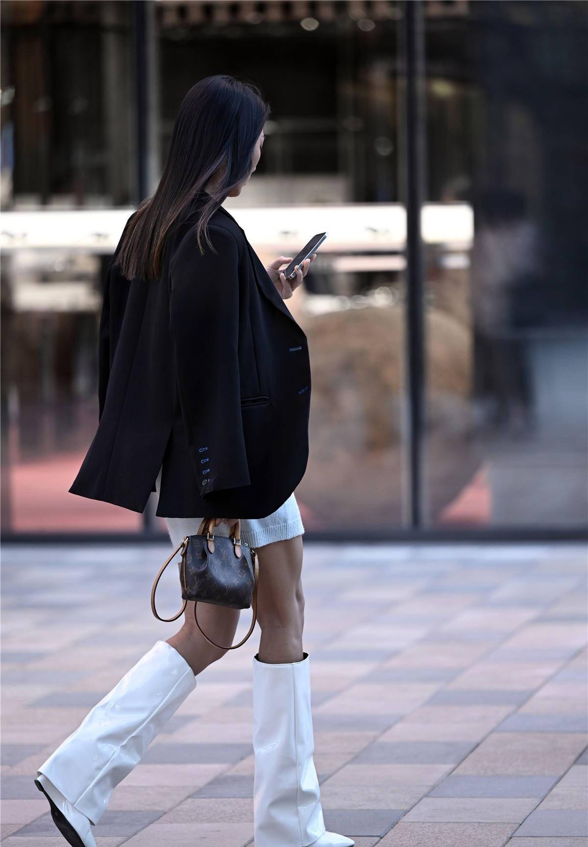 秋天和冬天来了,黑丝袜搭配靴子既保暖又很时尚_美女_黑色_款式