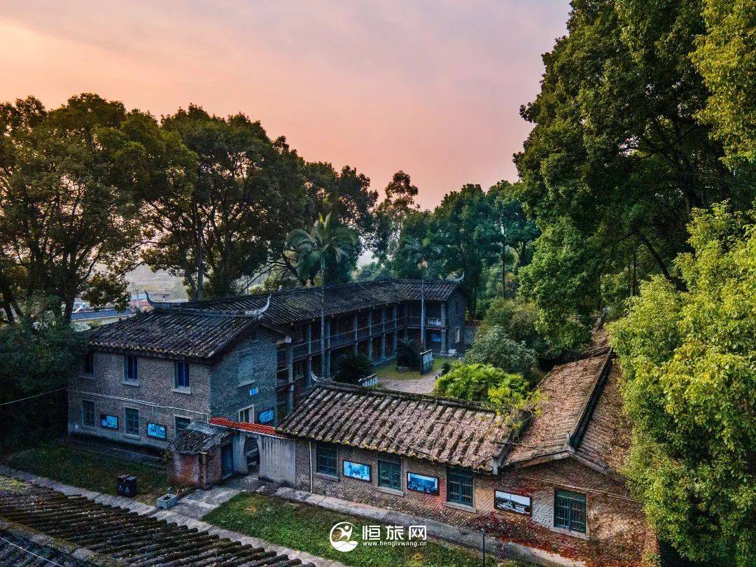 景区距离夹江县城7公里,交通便利.